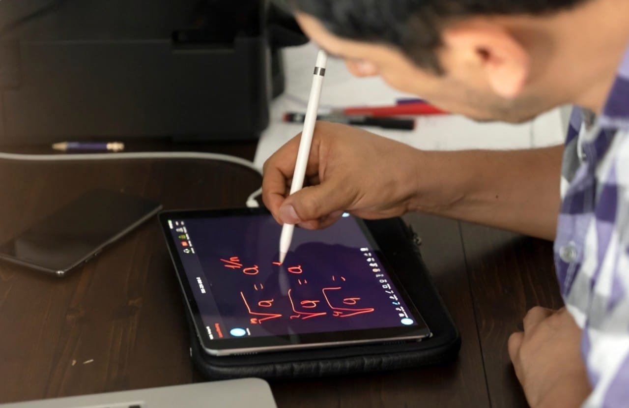 student-taking-notes-on-iPad-pro