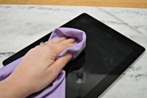 how to clean a tablet’s screen
